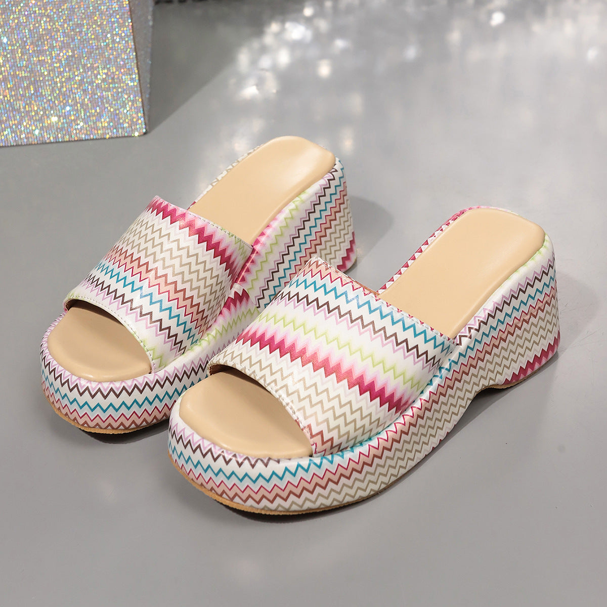 Bunte Keilsandalen mit Wellenmuster