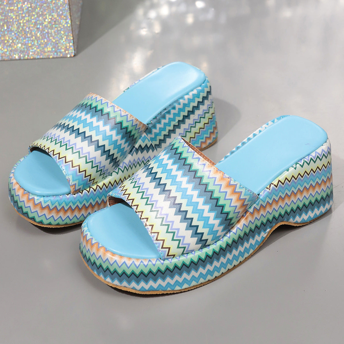 Bunte Keilsandalen mit Wellenmuster