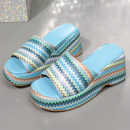 Bunte Keilsandalen mit Wellenmuster