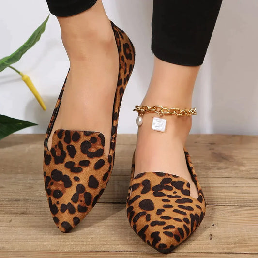 Spitz zulaufende Schuhe mit Leopardenmuster