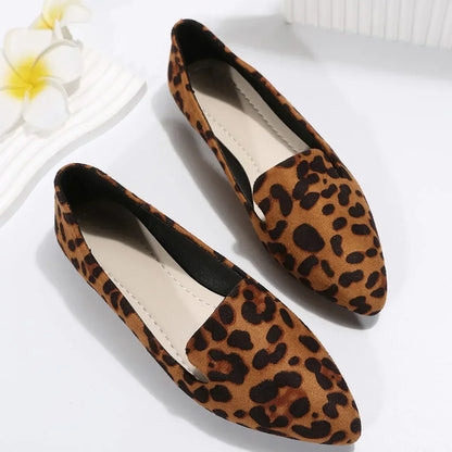 Spitz zulaufende Schuhe mit Leopardenmuster