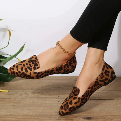 Spitz zulaufende Schuhe mit Leopardenmuster