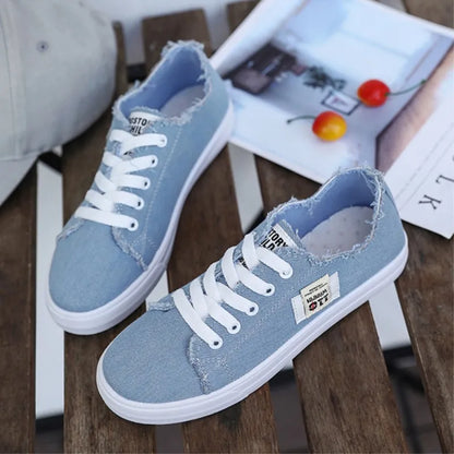 Flache Denim-Sneakers für Frauen