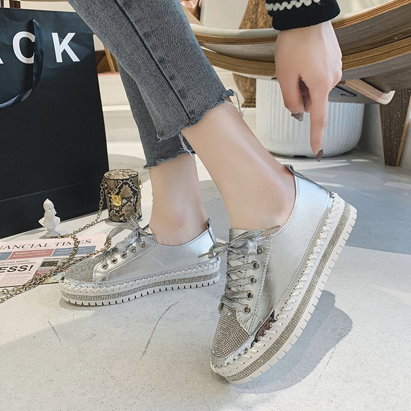 Sneakers mit flachem Boden und Strass