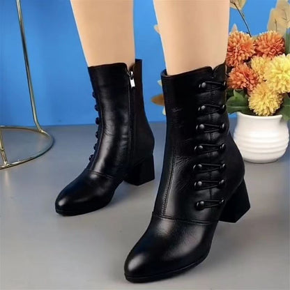 Elegante Stiefel mit seitlichen Knöpfen