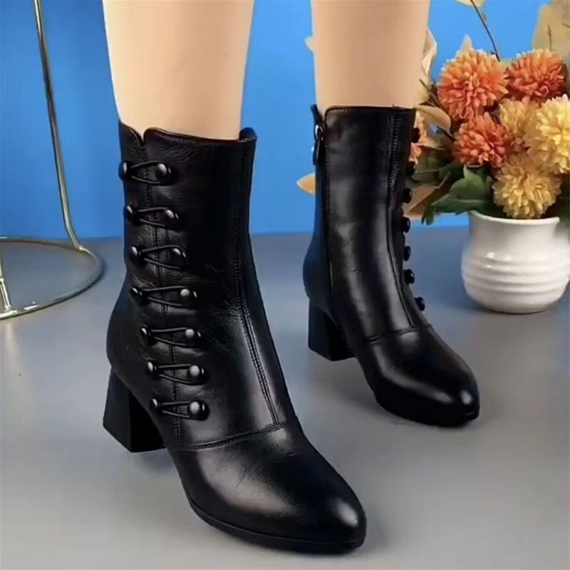 Elegante Stiefel mit seitlichen Knöpfen