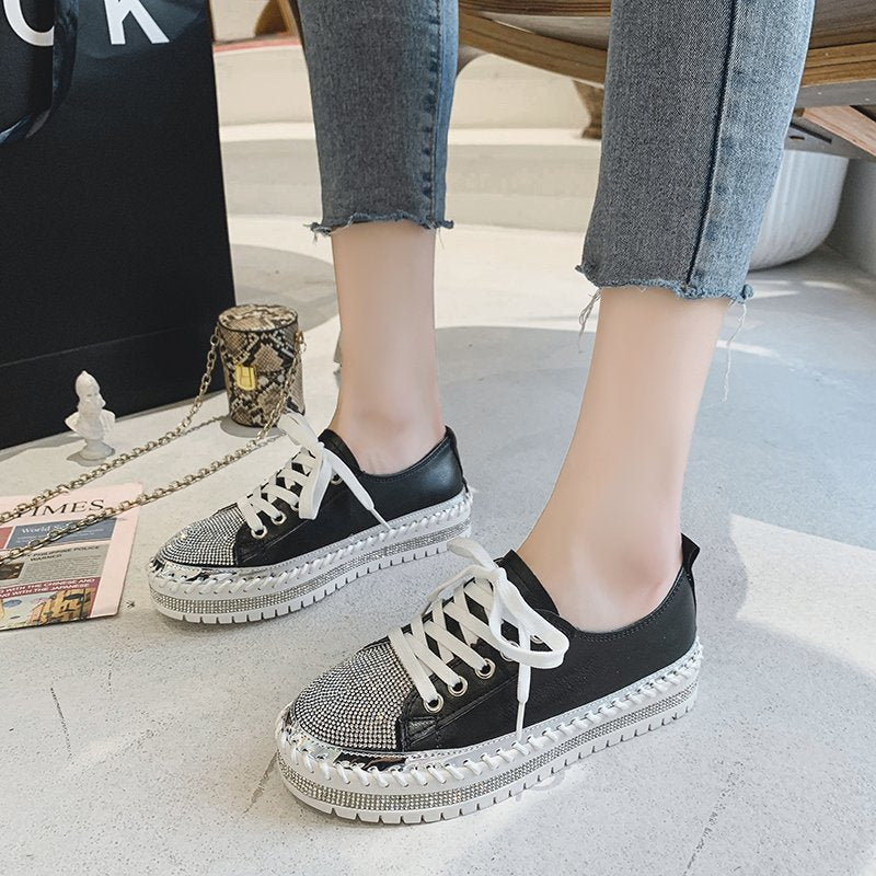 Sneakers mit flachem Boden und Strass