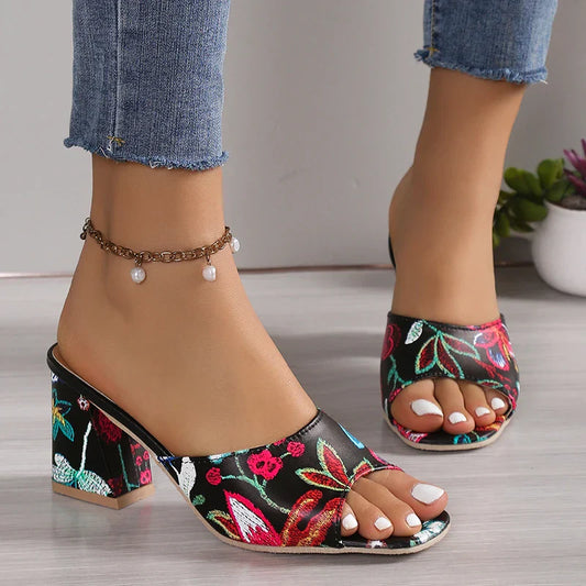 Zehenoffene Sandalen mit modischem Print