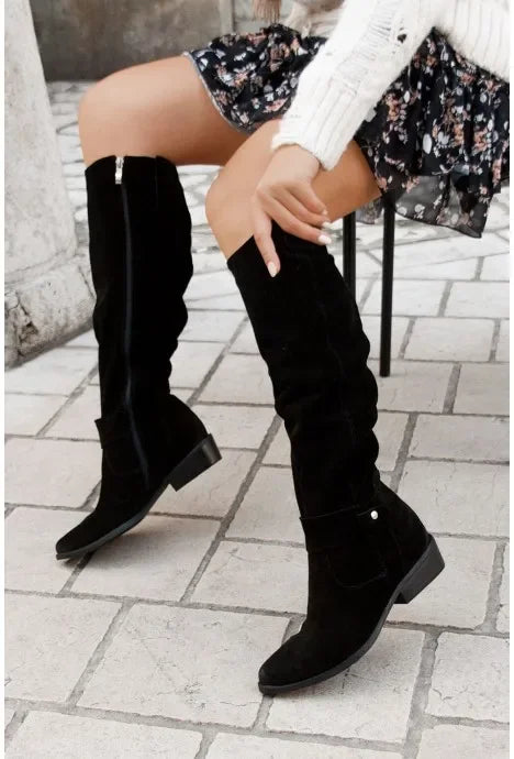 Elegante und detaillierte stützende Stiefel