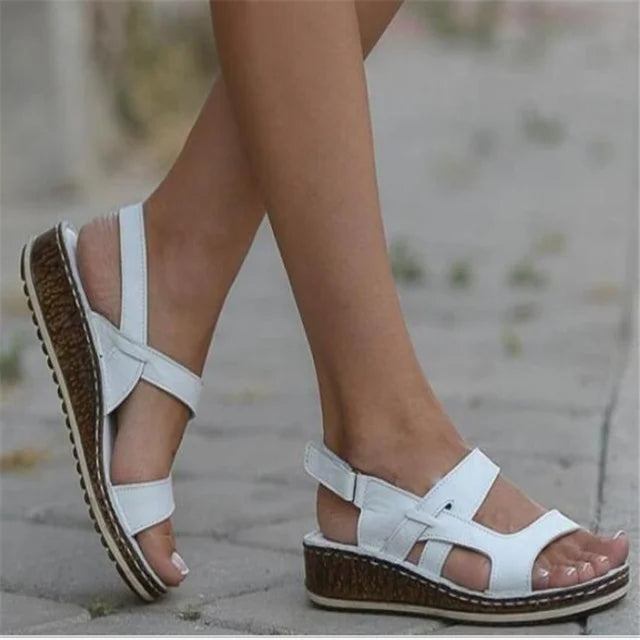 Bequeme und haltbare orthopädische Sandalen