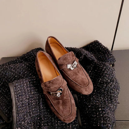 Flache Loafer aus Wildleder mit Spange