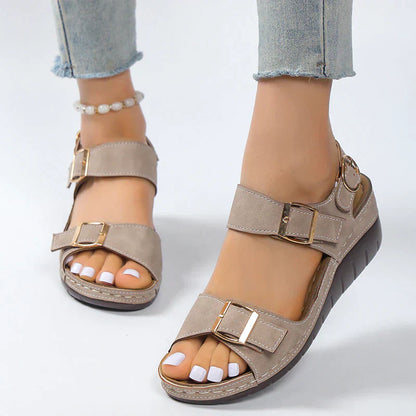 Sandalen mit offener Schnalle und dicker Sohle