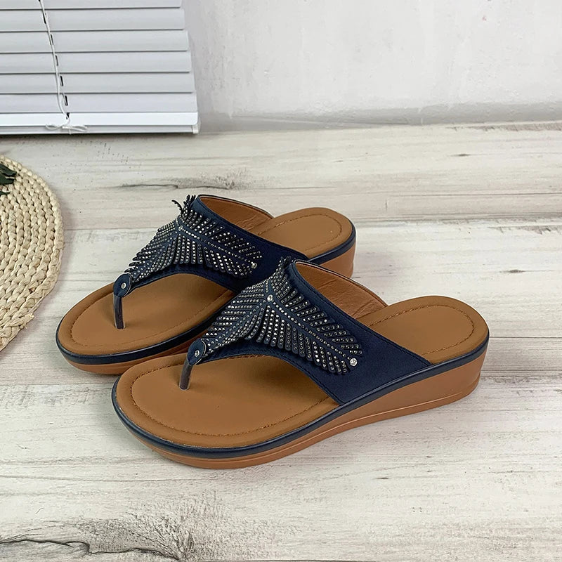 Flache Leder-Keilsandalen