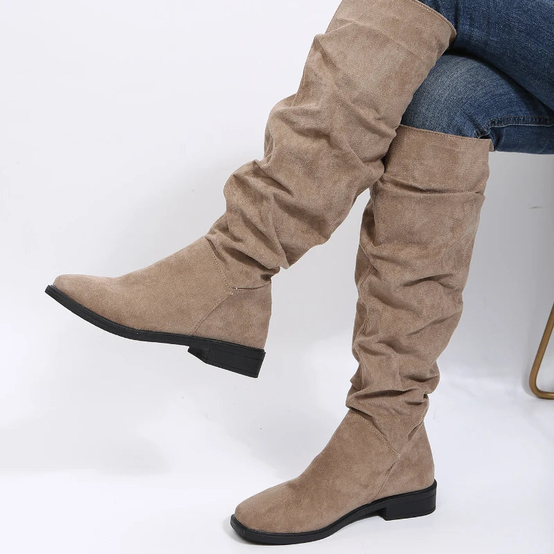 Moderne und stützende orthopädische Stiefel