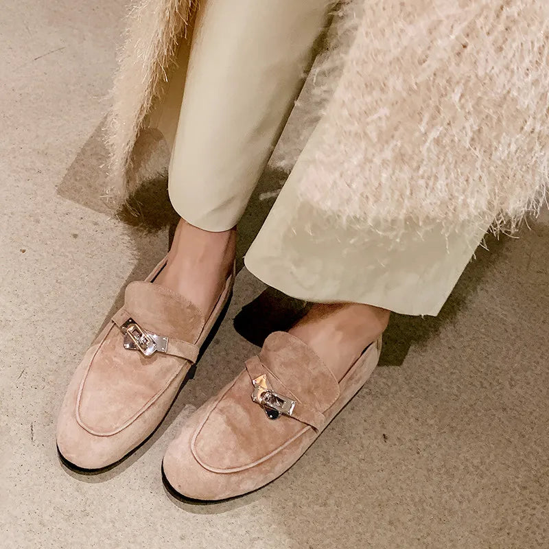 Flache Loafer aus Wildleder mit Spange