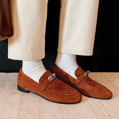 Flache Loafer aus Wildleder mit Spange