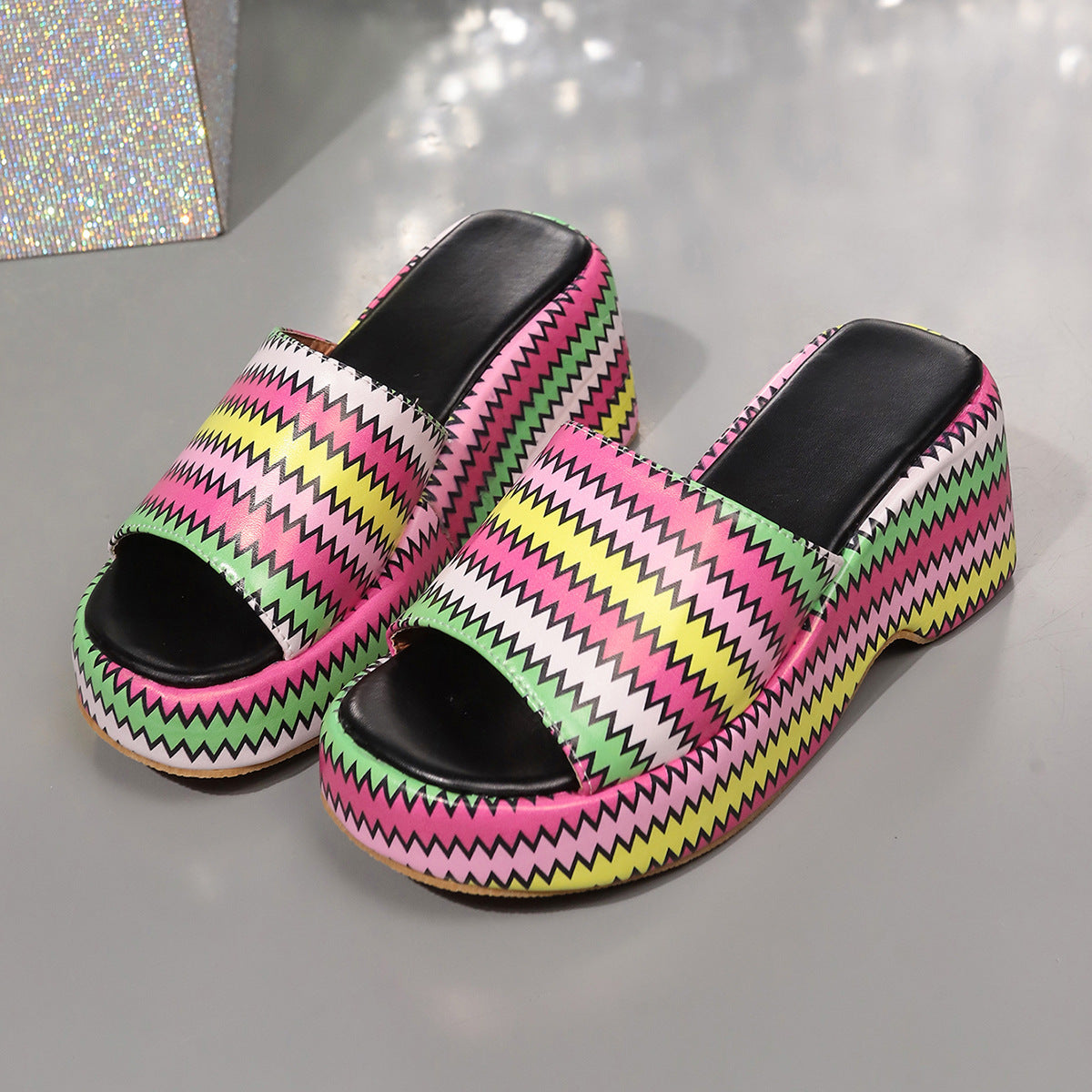 Bunte Keilsandalen mit Wellenmuster